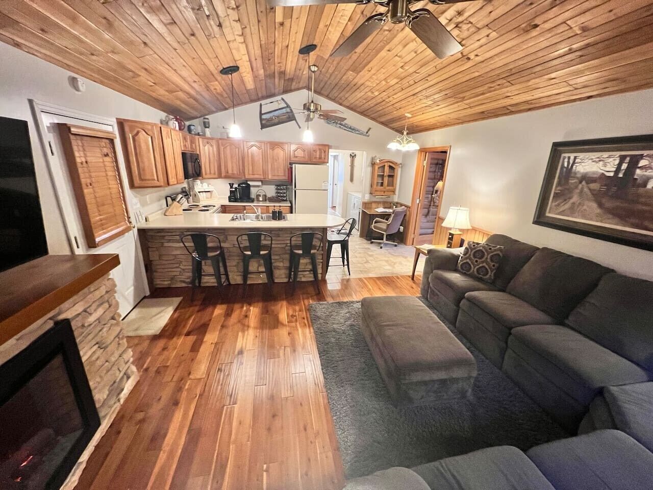 TV, fireplace