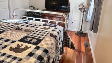 Desk, iron/ironing board, WiFi, bed sheets