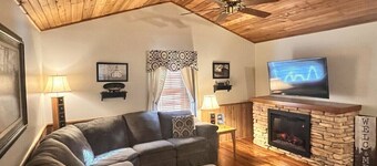Dan’s Den - Two bedroom home with outdoor firepit