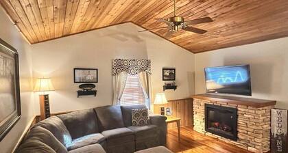 Dan’s Den - Two bedroom home with outdoor firepit
