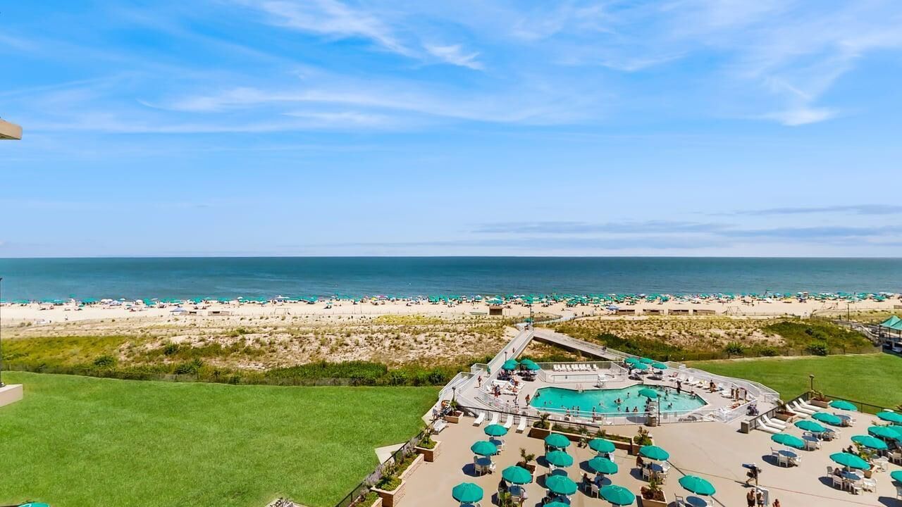 Ein Resort mit Poolbereich, Zugang zum Strand und Blick auf den Ozean.