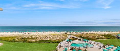 Ein Resort mit Poolbereich, Zugang zum Strand und Blick auf den Ozean.
