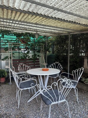 Outdoor dining - Vrbo Property (Legnano)