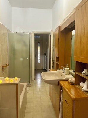 Hair dryer, bidet, towels, soap - Vrbo Property (Legnano)