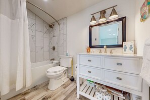 Haartrockner, Bidet, Handtücher, Seife