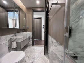 Basic-Zimmer, Stadtblick | Badezimmer | Duschwanne, kostenlose Toilettenartikel, Haartrockner, Hausschuhe