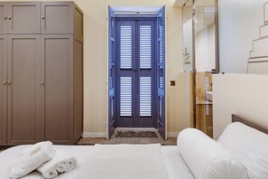 Tabla de planchar con plancha, wifi y ropa de cama 