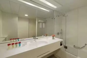 Bathroom - 2 Bedroom Deluxe Suite with Sea View (Netanya)