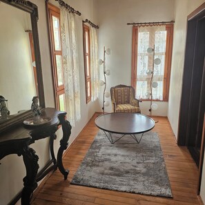 Interior - Lovely 3-bedroom townhome with AC in soothing Zeytinbağı (Zeytinbağı)