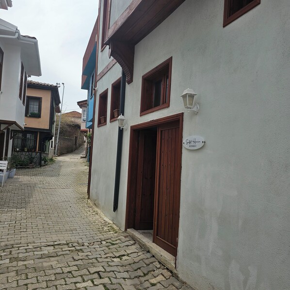 Exterior detail - Lovely 3-bedroom townhome with AC in soothing Zeytinbağı (Zeytinbağı)