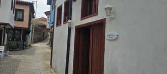 Lovely 3-bedroom townhome with AC in soothing Zeytinbağı