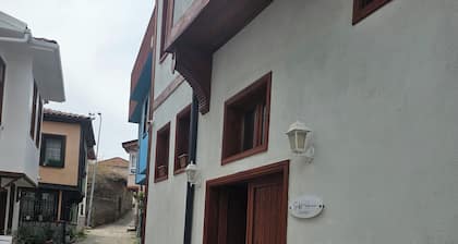 Lovely 3-bedroom townhome with AC in soothing Zeytinbağı