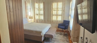 Lovely 3-bedroom townhome with AC in soothing Zeytinbağı
