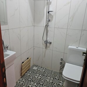 Bathroom - Lovely 3-bedroom townhome with AC in soothing Zeytinbağı (Zeytinbağı)