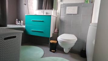 Sèche-cheveux, serviettes fournies, savon, papier toilette
