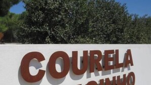 A sign with the text 'COURELA DO MOINHO' on a white wall. - 2-Bedroom House: A Comfortable Home with a Stunning View (Ciborro)