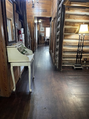 Interior - Presley Deluxe Log Cabin (Hartsfield)