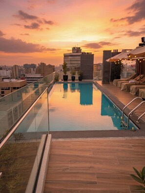 Pool - Apartment Suite, Pool, Coworking Space, Gym, and Fast Wi-Fi in the Heart of Miraflores!! (Miraflores)