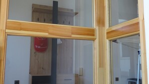 A room with a wooden floor, a wooden cabinet, and a red sign with text. - Family-Friendly Vacation Rental (65 m²) Near the Vessertal Nature Reserve (Schleusingen)