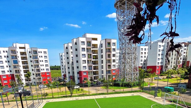 Een voetbalveld omringd door woonhuizen.