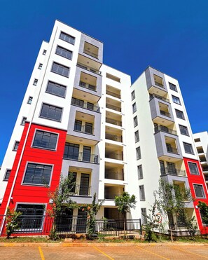 A multi-story residential building with balconies and a gated entrance. - 3BR Luxury Retreat in Tatu City,Family& Business Stay (Wilaya ya Kiambu)