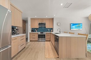 Coffee/tea maker, fridge, microwave, oven