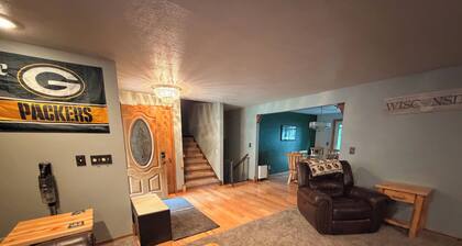 Spacious 5 bedroom kid friendly home. Private backyard. 1.5 miles from Lambeau