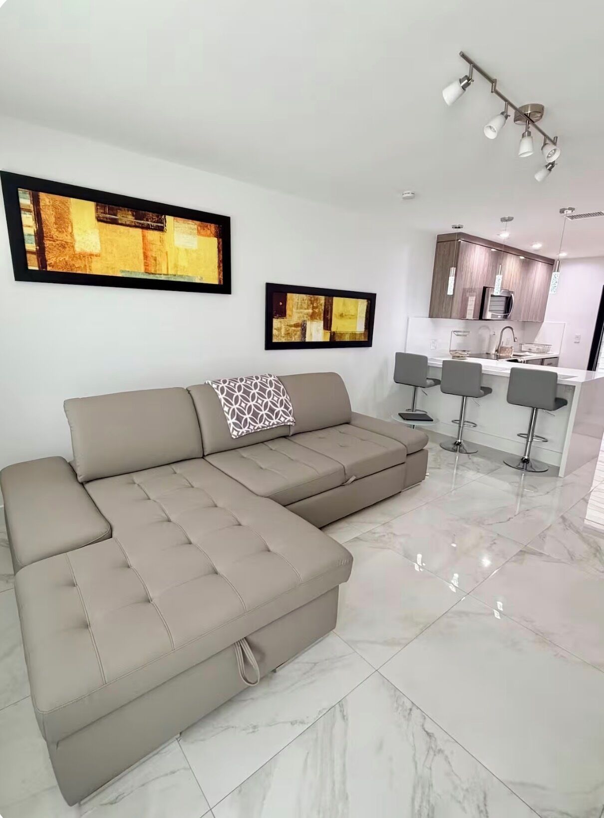 Elegant Two Bedroom Miami Retreat With Private Parking At Your Front Door. - Kendall, FL