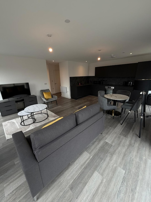 Stunning 2 Bedroom Apartment-2 Bath With Balcony - Manchester