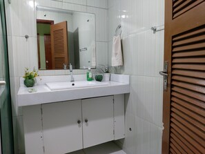 Douche, serviettes fournies, savon, papier toilette