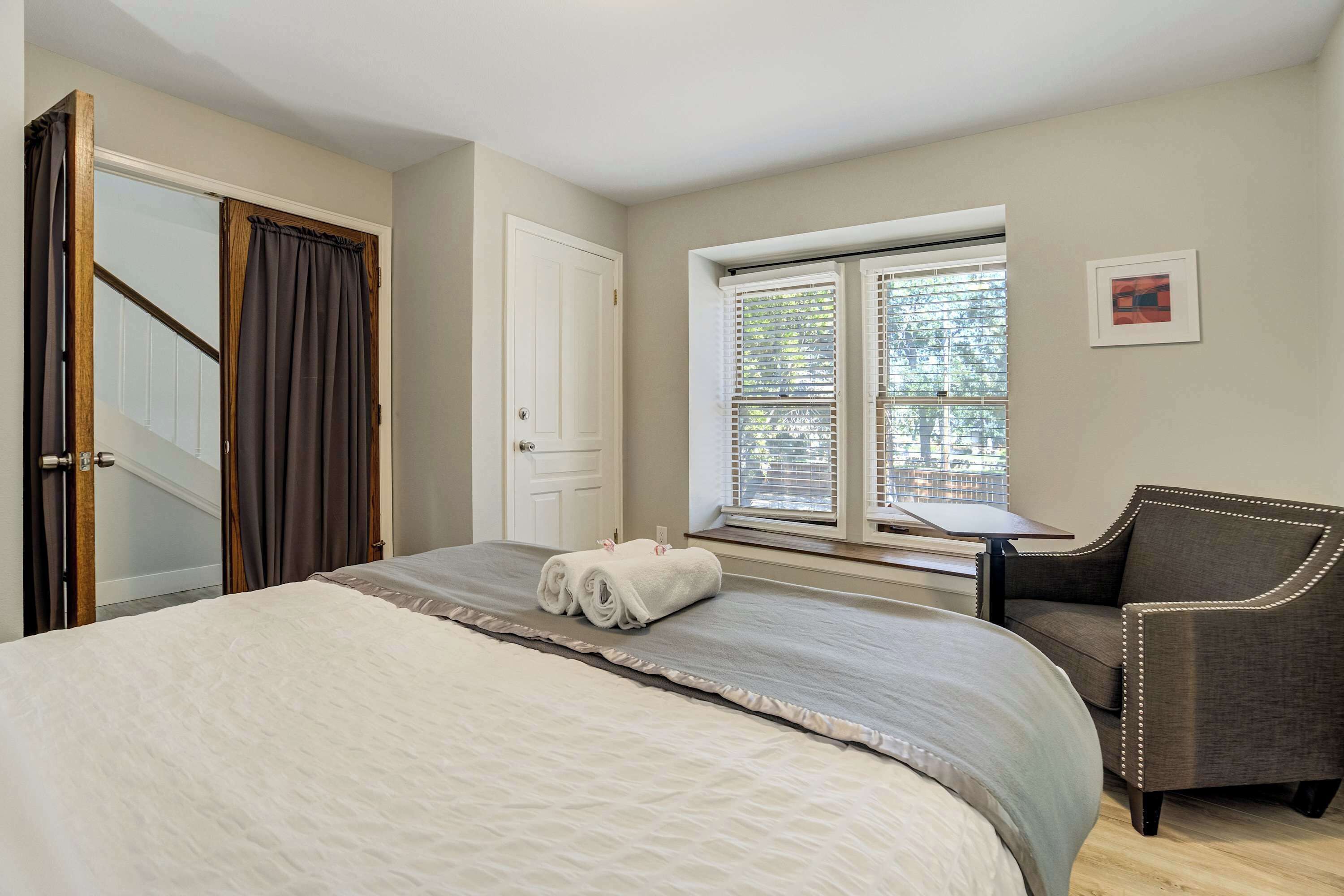 4 habitaciones, tabla de planchar con plancha, cuna de viaje y wifi 