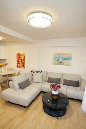 Smart TV - Luxury Athens Duplex with Acropolis View, Private Heated Jacuzzi & Parking (Athina)