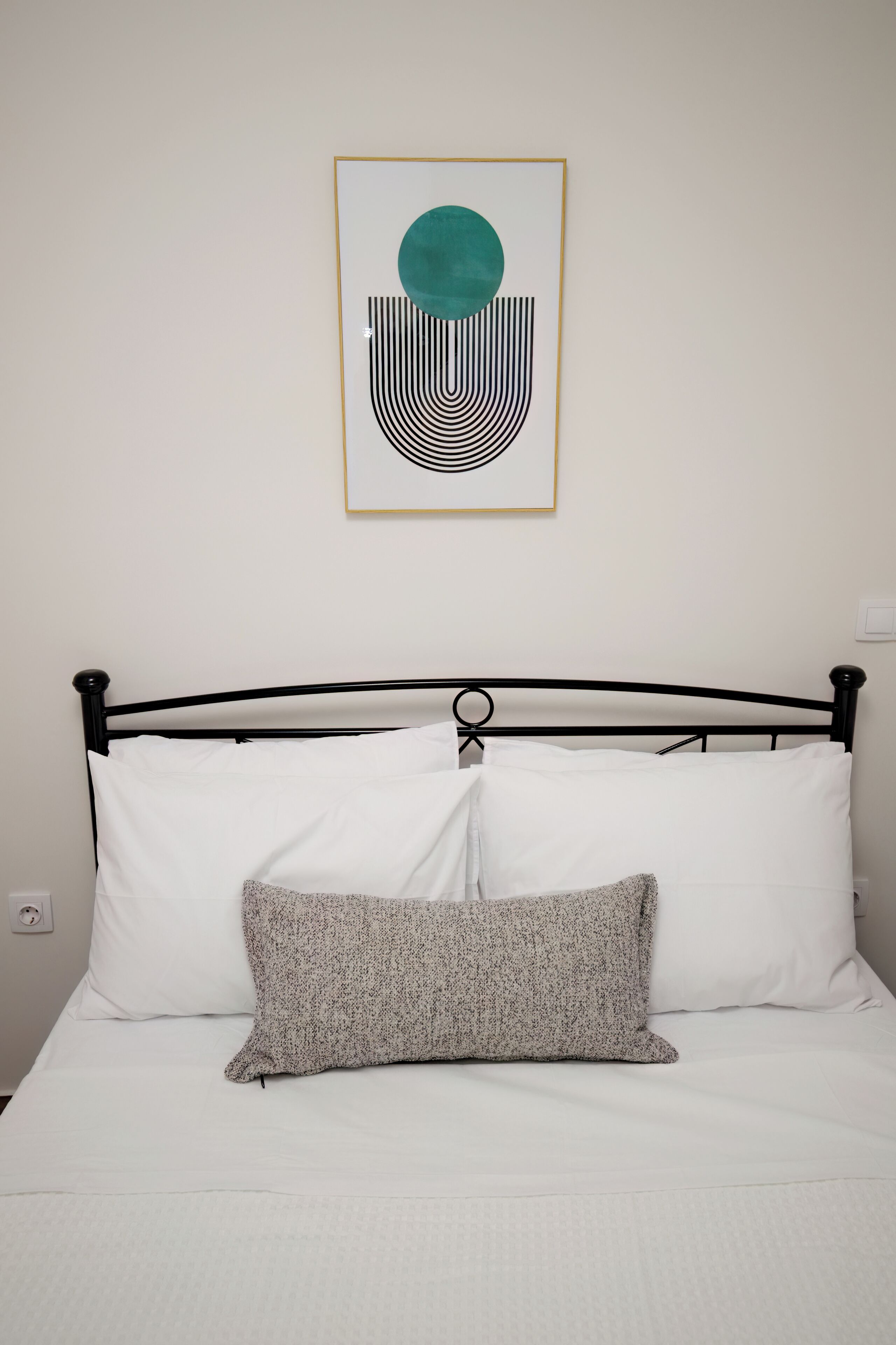 3 bedrooms, iron/ironing board, WiFi (free), bed sheets