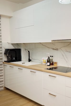 Private kitchen - Luxury Athens Duplex with Acropolis View, Private Heated Jacuzzi & Parking (Athina)