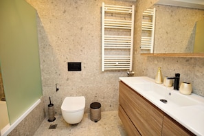 Douche, sèche-cheveux, serviettes fournies, savon
