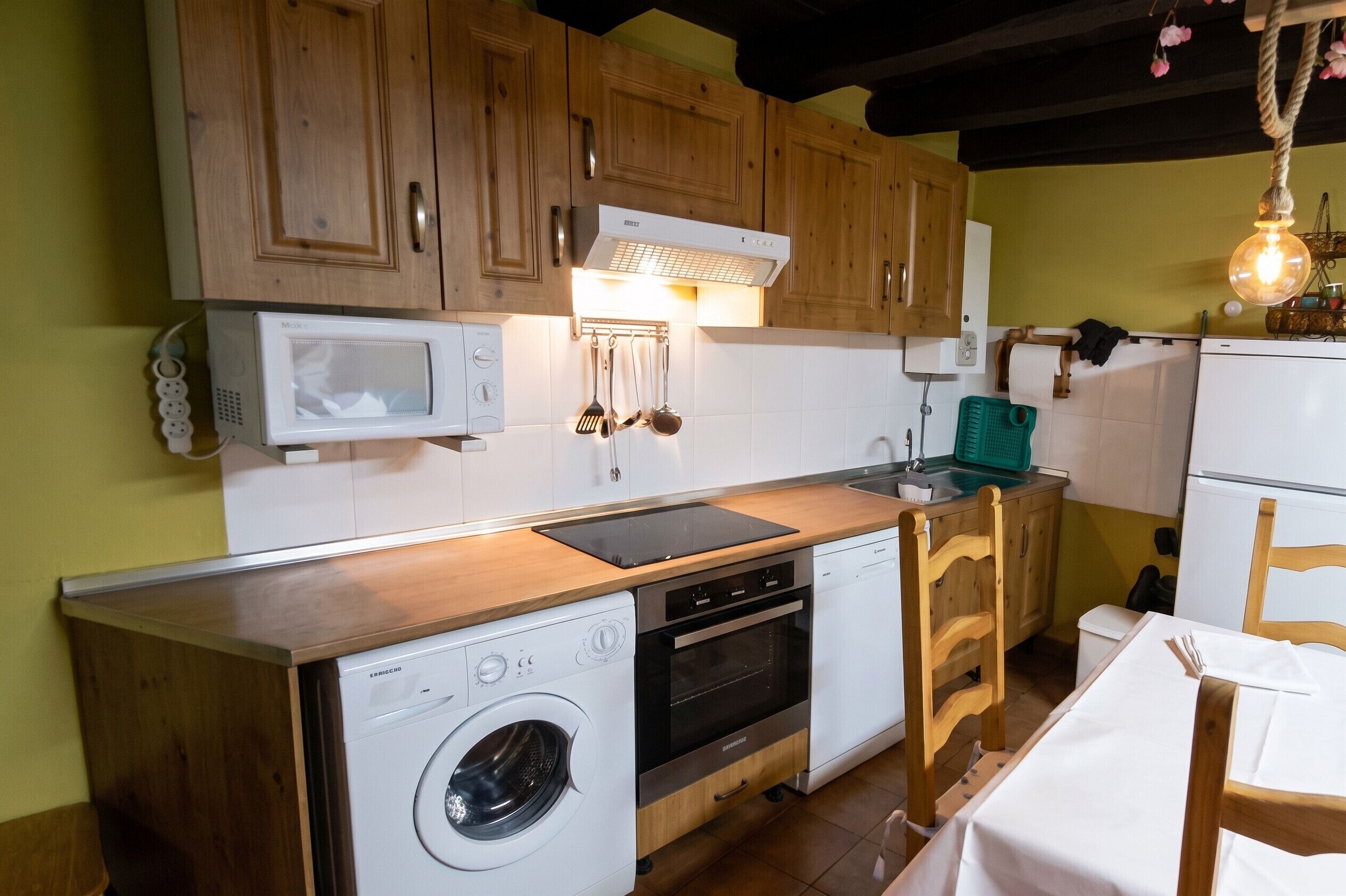 Wasserkocher mit Kaffee-/Teezubehör, Kühlschrank, Mikrowelle, Ofen