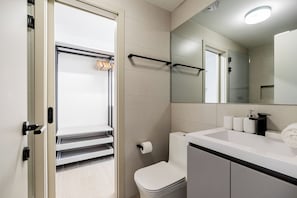 Comfort Apartment, Balcony, City View | Bathroom | Shower, rainfall showerhead, free toiletries, towels - The Hub Modern Apartments by Wynwood (Panamá)