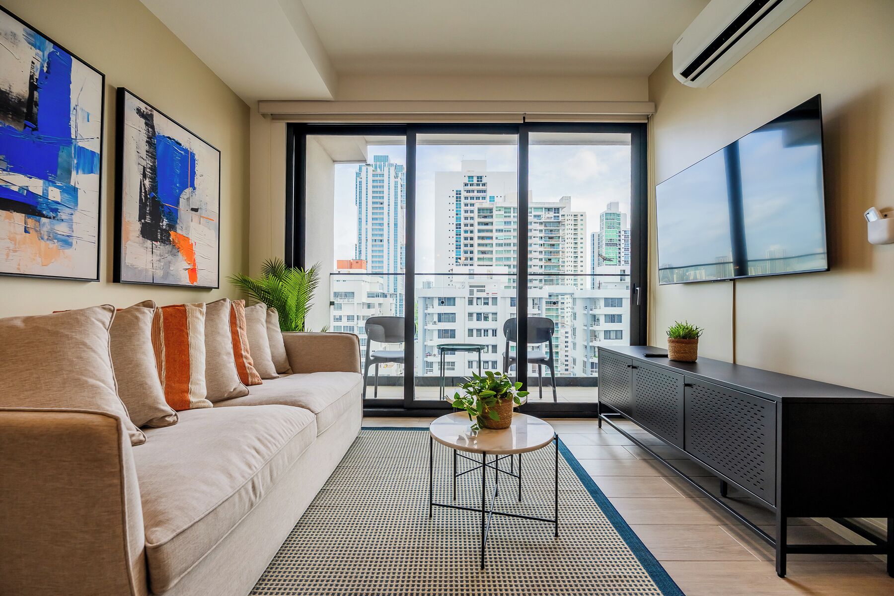 Apartamento estándar, balcón | Sala de estar | Smart TV de 43 pulgadas con canales digitales, suelo radiante