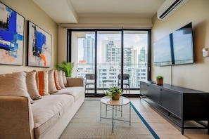 Apartemen Standar, balkon | Ruang keluarga | Smart TV 43-inci dengan saluran TV digital dan lantai berpemanas