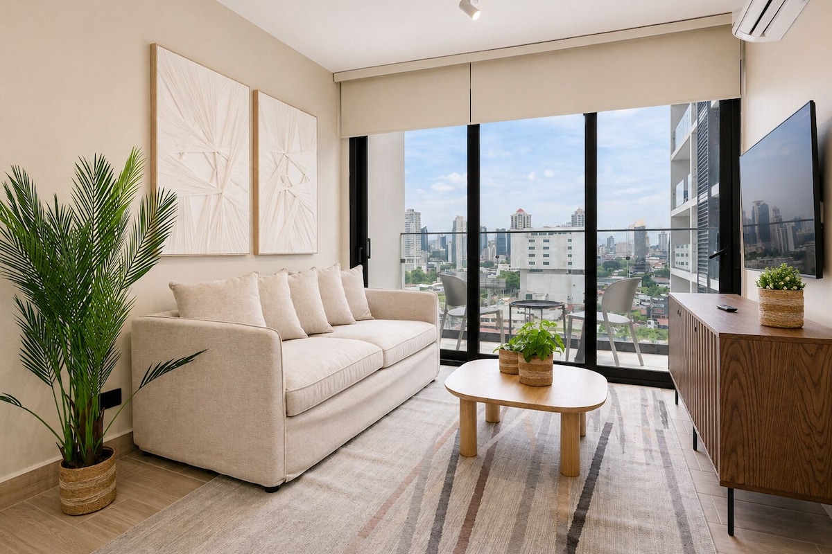 Apartamento conforto, sacada, vista para a cidade | Sala de estar | Smart TV 43 polegadas com canais digitais, pisos aquecidos