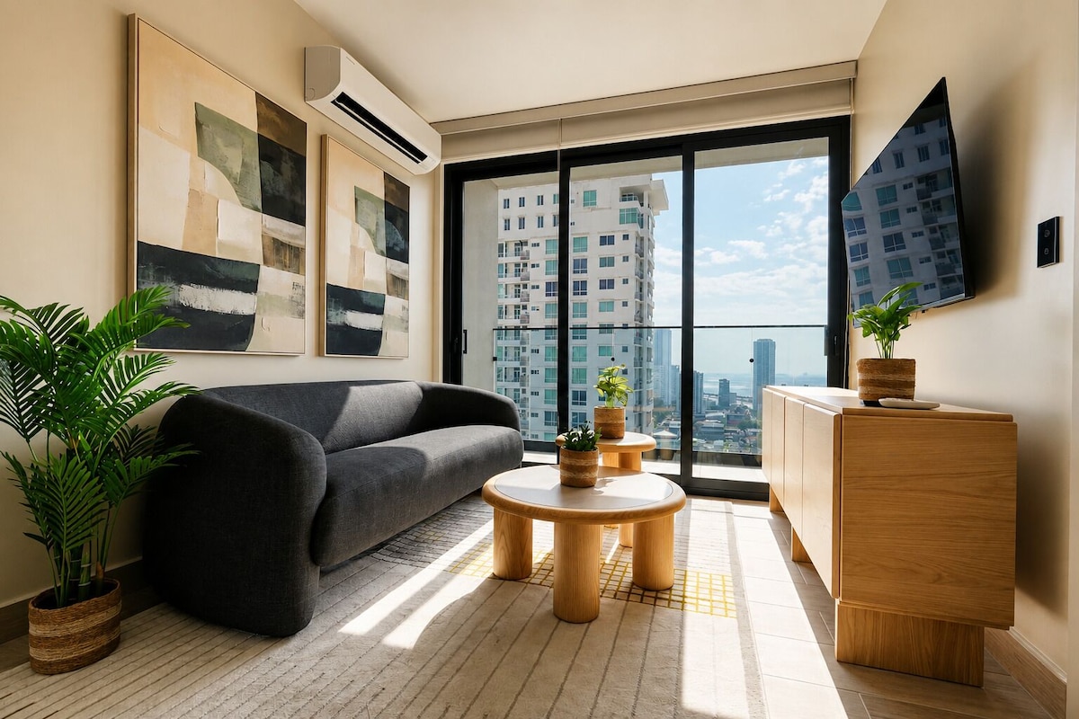 Apartamento, sacada | Sala de estar | Smart TV 43 polegadas com canais digitais, pisos aquecidos