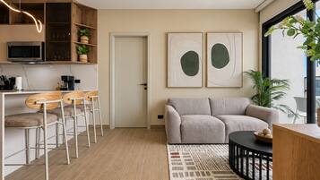 Un espacio moderno para vivir con cocina, comedor y zona de estar.