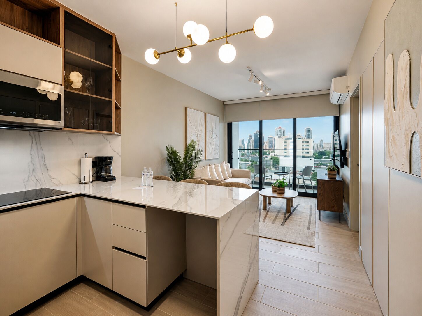 Una cocina moderna con encimera de mármol, armarios de madera y una isla central.
