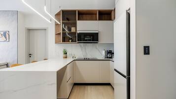 Apartamento Confort, balcón, vistas a la ciudad | Cocina privada | Cafetera o tetera, placa de cocina y utensilios de cocina