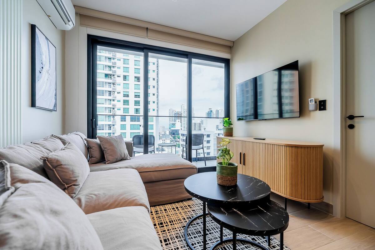 Apartment, Balcony, City View | Living room | 43-inch Smart TV with digital channels, heated floors