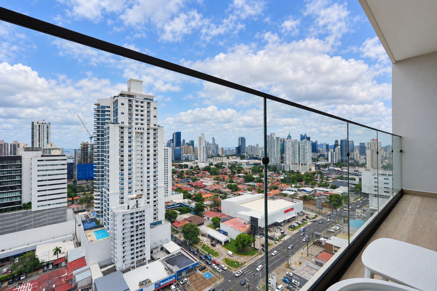 Un edificio alto con vistas a un paisaje urbano desde un balcón.