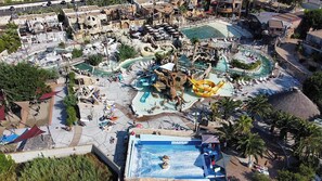 Vista aerea di un parco acquatico con diverse scivoli e piscine.