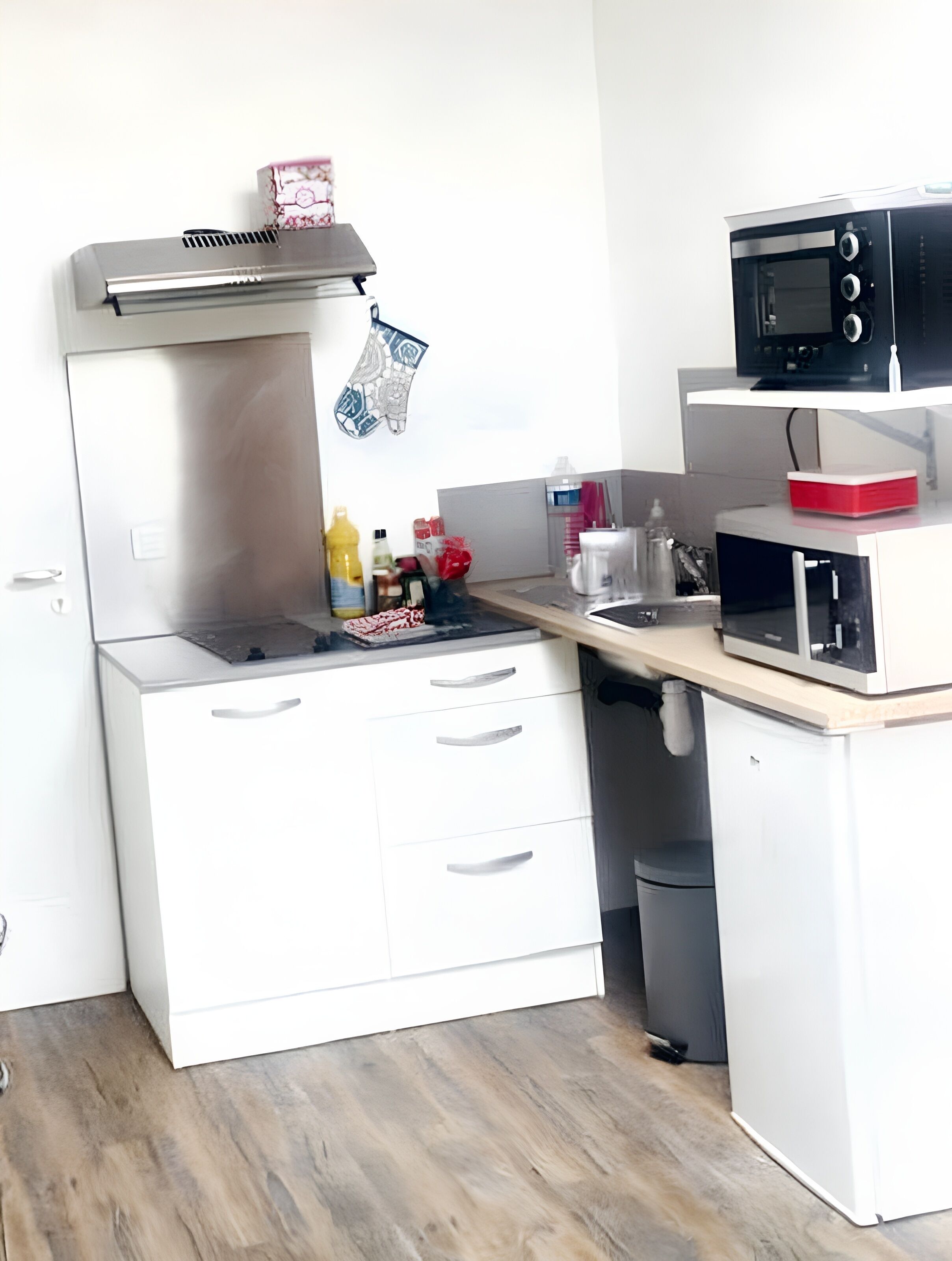 Coffee/tea maker, fridge, microwave, oven