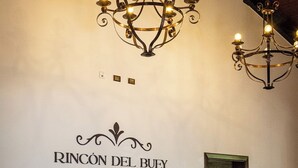 Mostrador de recepción en el Rincón del Buey Resort, con una araña colgante.