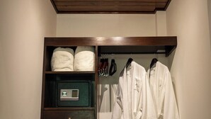 Un armario ropero con estanterías de madera, un mueble de almacenamiento verde y perchas para abrigos.